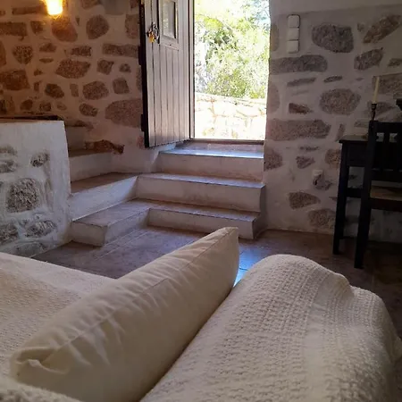 The Two Carob Trees, Traditional Stonehouse, Nikandri, Pirgos Diros Apartment *