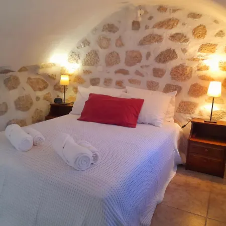The Two Carob Trees, Traditional Stonehouse, Nikandri, Pirgos Diros Apartment *