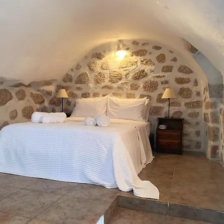 Apartment The Two Carob Trees, Traditional Stonehouse, Nikandri, Pirgos Diros