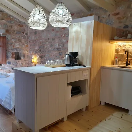 Apartment The Two Carob Trees, Traditional Stonehouse, Nikandri, Pirgos Diros