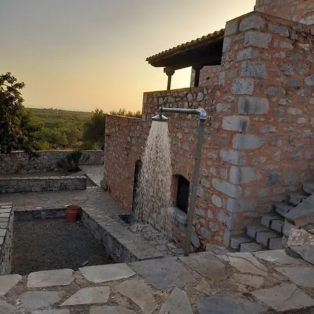Apartment The Two Carob Trees, Traditional Stonehouse, Nikandri, Pirgos Diros