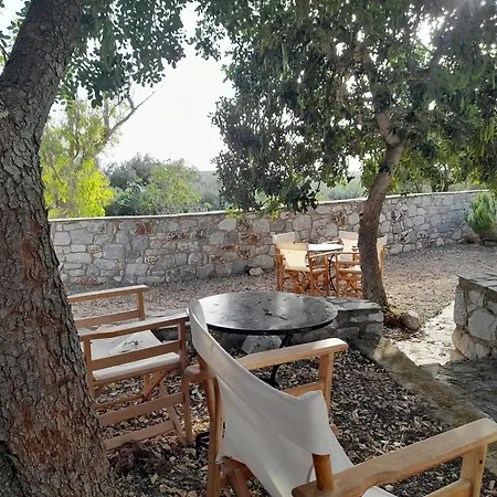 公寓 The Two Carob Trees, Traditional Stonehouse, Nikandri, Pirgos Diros Lefkias