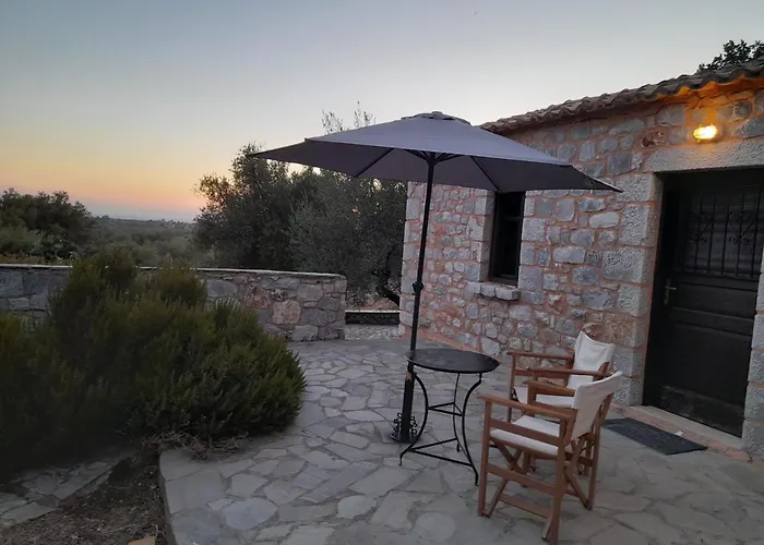 The Two Carob Trees, Traditional Stonehouse, Nikandri, Pirgos Diros Apartment