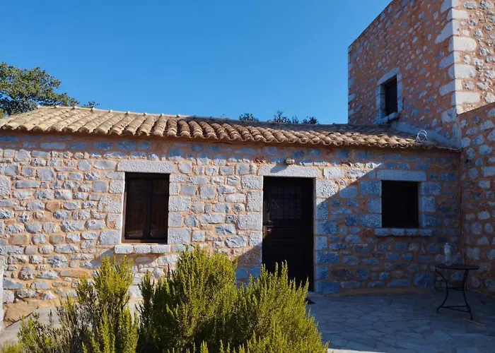 Apartment The Two Carob Trees, Traditional Stonehouse, Nikandri, Pirgos Diros *