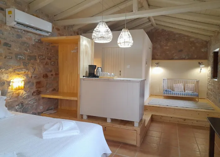 The Two Carob Trees, Traditional Stonehouse, Nikandri, Pirgos Diros Apartment Lefkias