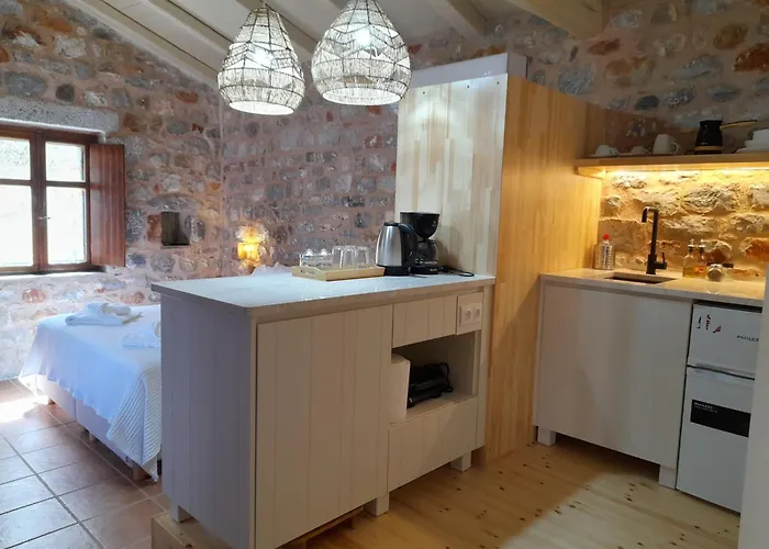 Apartment The Two Carob Trees, Traditional Stonehouse, Nikandri, Pirgos Diros