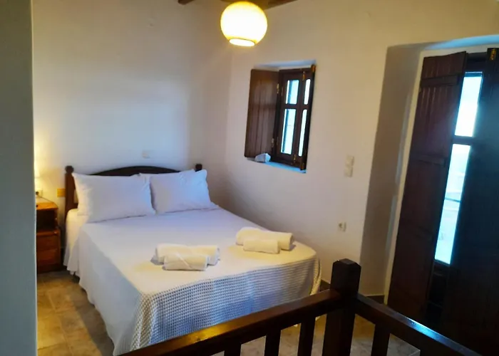 Apartment The Two Carob Trees, Traditional Stonehouse, Nikandri, Pirgos Diros Lefkias