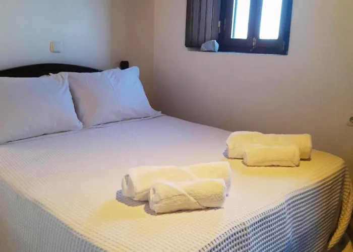Apartment The Two Carob Trees, Traditional Stonehouse, Nikandri, Pirgos Diros